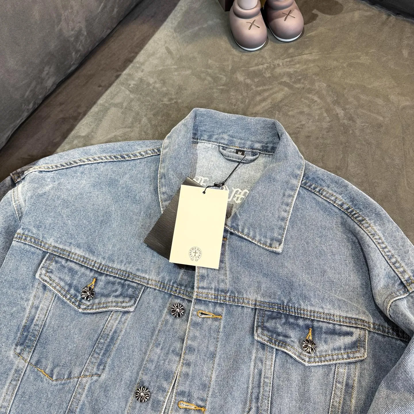 P270 Chrome/Hearts Chrome/Hearts Sanskrit embroidered cross-paved leather denim jacket. The whole piece of clothing is really heavy-duty. It is made of denim denim imported from Japan. It is washed after the finished product. The loss rate is very high. The overall distressed craftsmanship has a stylish upper body. The classic Sanskrit embroidery design on the back. The Behringer embroidery machine is precise and three-dimensional because of the old craftsmanship. From the hardware to the three labels, all molds are re-opened and made to order. 100% restored craftsmanship. Including the silver thread anti-counterfeiting, all are redone this year. All cross leathers are laser aligned. The leather difference is definitely not the same as the super fiber leather on the market. It uses this year’s new sheep leather. The finished embroidery guarantees the overall quality❗️ Color: light blue Size: S M L XL
